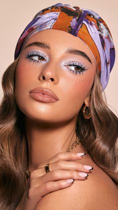 Light 70s Makeup, 70 Inspired Makeup, 70a Makeup, 70s Eyeshadow Looks, Modern 70s Makeup, Groovy Hair And Makeup, Fun 70s Makeup, 70s Makeup Inspiration, Retro Hair And Makeup