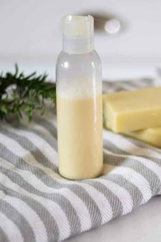 Making your own shampoo is simple and will leave your hair soft and moisturized. This coconut rosemary homemade shampoo is made with nourishing ingredients, rosemary essential oil and coconut milk. Rosemary Crafts, Homemade Shampoo And Conditioner, Our Oily House, Homemade Shampoo Recipes, Diy Shampoo Recipe, Vinegar Hair Rinse, Shampoo Bomba, Rosemary Shampoo, Apple Cider Vinegar For Hair