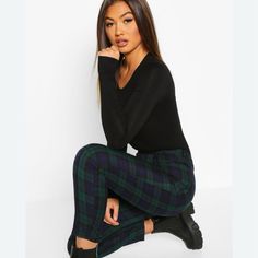 Elevate Your Wardrobe With These Stunning Boohoo Plaid Pants. The Trousers Come In A Slim Fit With A High Rise Waist, Making Them Perfect For Any Occasion. The Side Zip Closure Adds A Touch Of Modernity To The Design, While The Pleated Front Gives A Classic Touch. Made Of Lightweight Polyester Twill, These Pants Are Perfect For Travel, Weddings, Parties, And Even Workwear. The Multicolor Plaid Pattern Adds A Pop Of Color To Your Outfit, And The Slimming And Crop Features Enhance Your Silhouette. Green Plaid Pants Outfit, Plaid Pants Outfit Women, Plaid Leggings Outfit, Green Plaid Pants, Plaid Pants Outfit, Fall Winter Wardrobe, Jumpsuit Trousers, Plaid Pants, Outfit Women