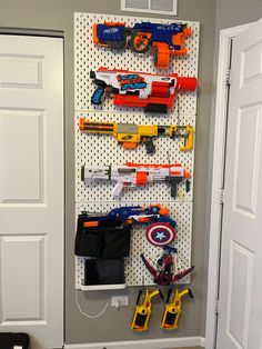 Toy Room Storage Wall, Big Toy Organization, Nerfgun Storage, Nerf Wall Storage, Playroom Wall Storage, Nerf Organization Ideas, Peg Board Nerf Wall, 8 Year Boy Room Ideas, Nerf Storage Ideas