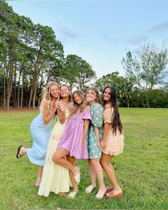 bestie pic inspo, outift inspo, bestfriends Trendy Photo Ideas, Summer Friends Photoshoot, Sorority Instagram Pictures, Group Pics Poses, 6 Person Photo Pose, Group Of 5 Picture Ideas, Girl Group Posing, Cute Friends Photos