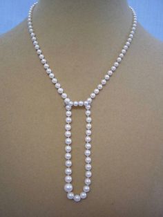 *Vintage graduated White Pearl necklace and matching pin which can be used to accent the necklace *Good condition *This pearl necklace is 20 ¾ inches long including the clasp.  The largest pearl is approximately 5 mm and the matching pearl pin is 7/8 of an inch long Pearl Pin, Black Suede Pumps, Silver Decor, White Pearl Necklace, Silver Shoes, Shoe Clips, Pearl Chain, Pearl White, Vintage Black