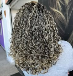 Ashy Highlights Curly Hair, Curly Highlights, Hair Styles Curly Hair, Styles Curly Hair, Hair Styles Curly, Hair Cuts With Layers, Dark Curly Hair, Dyed Curly Hair, Summer Blonde Hair