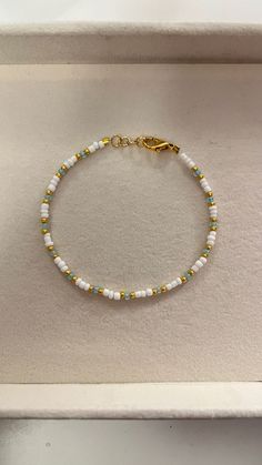 Bracelet With Small Beads, Head Bracelet Ideas, Bracelet Small Beads, 3mm Bead Bracelet, Diy Bracelet Stacks, Pearl Bracelets Ideas, Bracelet Perle Aesthetic, Braclets Ideas Beads Easy, Simple Beaded Bracelets Ideas