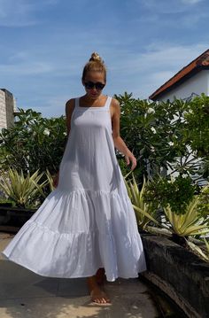 LUNA  100% linen loose dress  One size (s-l) Color: white Handmade in Bali with lots of love  We do accept returns, but to avoid this please kindly check the measurements given:  Bust (flat laid) 54 cm (21.25 inches) Hips 68 cm (26.77 inches) Length 130 cm (51.81 inches) The mesurments of the model are 162/88/68/94 (63,77/34.64/26.77/37 inches) and she usually wears size S White Breezy Dresses With Relaxed Fit, White Breezy Dress With Relaxed Fit, Casual White Linen Dress For Vacation, Relaxed Fit Summer Maxi Dress For Brunch, Summer Brunch Relaxed Fit Maxi Dress, White Relaxed Fit Summer Dress, Relaxed Fit Maxi Linen Dress For Summer, Breezy Relaxed Fit Maxi Dress, Breezy White Maxi Dress For Vacation