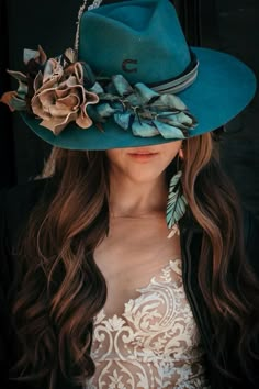 Hats For Weddings, Western Brands, Custom Cowboy Hats, Leather Artist, Bridal Hat, Painted Hats, Looks Country, Women Hats Fashion, Brand Photographer