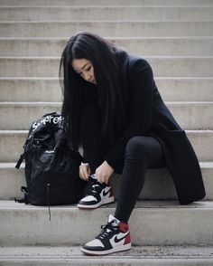 Business Casual Nike Outfit, Womens Outfit With Jordans, How To Style Nike Jordans, Nike Sneakers Outfit Street Styles, Jordan 1 Work Outfit Women, Jordan Outfits Womens Winter, Outfit Avec Jordan, Jordan Shoes For Women Outfits Style, Nike Dunk Women Outfit