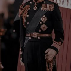 Prince Outfits Royal, King Outfits Royal, Prince Clothes, King Outfit, Royalty Aesthetic, Royal Aesthetic, Royal Outfits, Fantasy Dress, Military Uniform