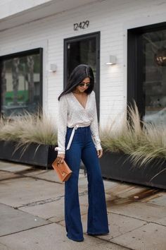 #Wide Leg Jeans# Womens Flare Jeans Outfits, Bell Bottom Jeans Outfit Winter, Flare Jeans Winter, Wallpaper Newjeans, Flair Jeans Outfit, Flare Jean Outfit, Bell Bottom Jeans Outfit, Flare Jeans Outfit, High Wasted Jeans