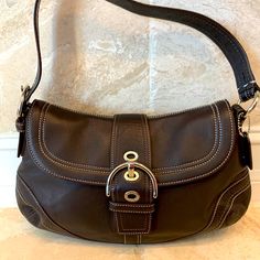 Coach Black Leather Bag, Coach Brown Leather Bag, Coach Buckle Bag, Vintage Leather Shoulder Bag, 2000s Shoulder Bag, Trendy Leather Bag, Brown Shoulder Bag Outfit, Brown Leather Bag Outfit, Brown Bag Outfit