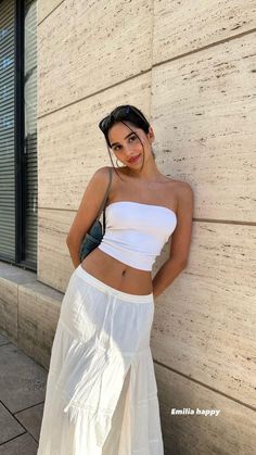 ig: emilia.nia Minimal Fits, Tiny Tops, Kueez Celebrity, Kueez Amazing, Kueez Pins, Pose Fotografi, Outfit Inspo Summer, Summer Basics