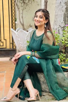 Ethinic Poses, Indian Heels, Video Free Fire, Pakistani Party Wear Dresses, Long Toenails, Pakistani Women Dresses, Walima Dress, Mehendi Outfits, Girls Dps