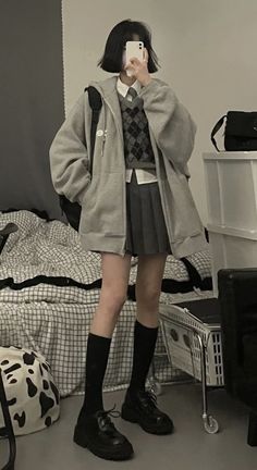 Trendy Female Outfits, Japanese Outfits Skirt, Cute Outfits Japan, Winter Harajuku Outfits, Cozy Formal Outfit, Comfy Outfits Cute, Schoolcore Outfit, Japanese Outfits Casual Street Style, Japanese Cute Outfits