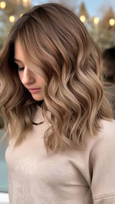 Check out 25 gorgeous must-try blonde hair colors for a stunning fall look. 🍁✨ #FallHairColors #BlondeHairTrends #AutumnBlonde #BlondeInspo #SeasonalHair #ChicBlondeStyles #WarmBlondeShades #HairColorIdeas #FallBeauty #BlondeTransformation Hair Color Ideas 2024 Summer, Hair Color Ideas Natural Colors, Muted Blonde Balayage, Hair Colours For Fair Skin, Hair Styles Fall 2024, Hair Color Trends 2024 Summer, Shades Of Dark Blonde, Hair Trends 2024 Color, Carmel Blond