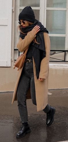 Munich Style Outfit, Women Rainy Day Outfit, Look Jean Gris, Winter Rain Outfit, Raining Day Outfit Winter, Mocassin Outfit Winter, Beige Jeans Outfit Winter, Grey And Camel Outfit, Grey Jeans Outfit Aesthetic