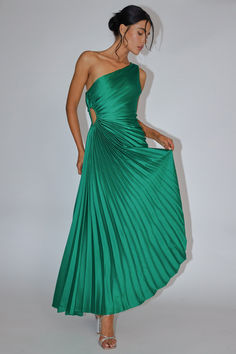 Brooklynn One-Shoulder Accordion Pleat Kelly Green by Selfie Leslie Green Ruched Maxi Dress For Gala, Party Midi Dress With Pleated Bodice And Off-shoulder Design, Green One Shoulder Midi Dress For Spring, Green Off-shoulder Maxi Dress For Night Out, Green Midi Dress With Pleated Bodice For Evening, Spring Prom One Shoulder Midi Dress, Off-shoulder Pleated Gala Dress, Spring Prom Midi One Shoulder Dress, Pleated Off-shoulder Gala Dress