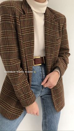 Cardigan Business Outfit, Tweed Sweater Outfit, Black And Brown Business Outfit, Brown Blazer Outfits For Women Work, Autumn Old Money Outfits, Vintage Modern Outfits, Work Winter Outfits Women, Vintage Office Outfit, Brown Blazer Outfits For Women