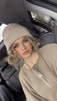 Beanie Makeup Looks, Hairstyles With Bennie, Street Style Hairstyles Long Hair, Winter Work Hairstyles, Beanie Hairstyles For Curly Hair, Cute Hair Styles With Beanies, Pigtails With Beanie, Beanies With Bangs, Hair Beanie Style