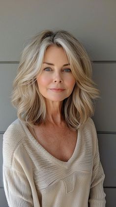 "An elegant transformation: gorgeous hairstyles and hairstyles for women over 50. Rediscover your radiance! Timeless looks, timeless beauty. Butterfly Bob, Mini Portrait, Long Bob Haircuts, Hair Advice, Haircut For Older Women, Mid Length Hair