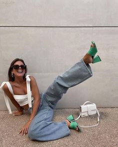 girl sitting wearing jeans and white top and green shows with white purse to the side Looks Street Style, Looks Chic, Mode Inspiration, Style Outfits, Spring Summer Outfits