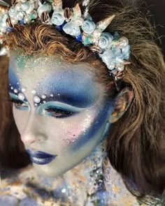 Scary Mermaid Makeup Halloween, Aquarius Makeup Look Zodiac, Fantasy Stage Makeup, Mermaid Inspired Hairstyles, Fish Makeup Halloween, Sea Goddess Makeup, Sea Makeup Looks, Jellyfish Makeup Ideas, Water Nymph Makeup