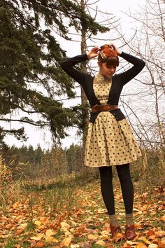 dress, cardigan belted, tights socks, brown booties Riverside Cottage, Vintage Green Dress, Mode Hippie, Colored Tights, Paris Mode, Quirky Fashion, Skirt Maxi, Looks Street Style, Outfit Trends