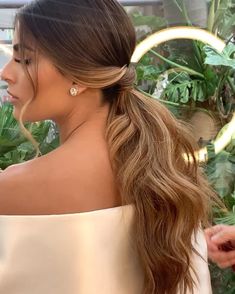 Curled Hair With One Side Pinned Back, Wedding Hairstyles Guest Long, Halter Top Hairstyles, Hairstyles For Strapless Dress Formal, Hair Styles For One Shoulder Dresses, Hairstyles For One Shoulder Dress Formal, Off Shoulder Dress Hairstyle, Wedding Guest Hairstyles For Long Hair, Peinados Elegantes Sueltos