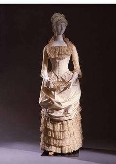 Women's prom dress. | Europeana 1898 Fashion, Worth Gowns, Late 19th Century Fashion, Divine Fashion, 1899 Fashion, Victorian Era Fashion, 1800s Fashion