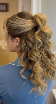 Prom Hairstyles Curled Hair, Casual Prom Hairstyles, Hair Inspo For Formal, Prom Hairstyles Long Blonde Hair, Short Elven Hair, Bridesmaid Medium Length Hairstyles, Country Music Hairstyles, Wedding Guest Hair Simple, Hairstyles From Front View