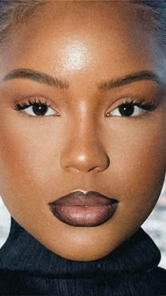 Fall Makeup Dark Skin, Sam Fine Makeup, 90s Black Woman Makeup, Brown Outline Lips, 90s Makeup Black Women, 90s Makeup Trends, Teaira Walker, Outline Lips, 90s Makeup Look