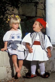 Kind Photo, Costumes Around The World, Kids Around The World, Cheat Meal, We Are The World, World Cultures, People Of The World, Folk Costume