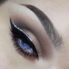 Samantha Ravndahl, Makeup Goddess, Silver Eyeliner, Eye Makeup Cut Crease, Hazel Eye Makeup, Winged Eye, Cosmetic Grade Glitter, Perfect Eyeliner, Glitter Eyeliner