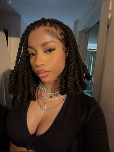 Black Ppl Hairstyles Braids, Two Strand Twist Women Locs, Locs Hairstyles For Women Extensions, Short Box Braids Styles With Curls, Two Strand Twist Black Woman, Side Part Invisible Locs, Locs Twist Hairstyles For Women, Twist Braids Hairstyles Medium, Kali Rapper Locs