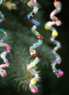 Easy Icicle Ornaments for kids to make.  They're so simple, but so beautiful! - Happy Hooligans Jul Diy, Happy Hooligans, Icicle Ornaments, Preschool Christmas, Christmas Drawing, Pipe Cleaner