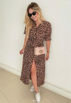 14 Looks Combinando Vestido com Tênis que são Aposta Certeira! Outfits Modernos, Looks Com All Star, Star Converse, Trendy Dress Outfits, Fancy Dress Design, Leopard Print Dress, Curvy Outfits