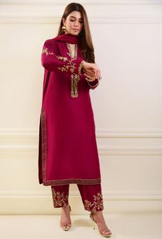 Red And White Pakistani Outfit, Stitching Ideas For Punjabi Suits, Crushed Silk Dress, Red Suits For Women Pakistani, Punjabi Suit Designs Boutique, Wedding Pakistani Suits, Pakistani Red Suit, Red Suit Embroidery Design, Bridal Trousseau Outfits