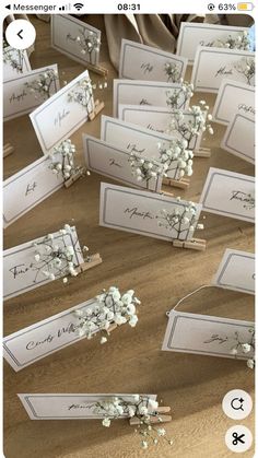 there are many place cards on the table