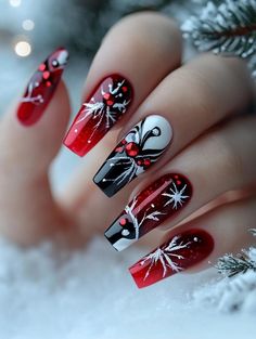 Festive Christmas Nail Colors Ideas: Glamorous and Fun Holiday Manicure Inspiration Green Christmas Nail Designs, Green Christmas Nail, Nail Colors Ideas, Green Christmas Nails, Holiday Manicure, Marble Nail Designs, Red Christmas Nails