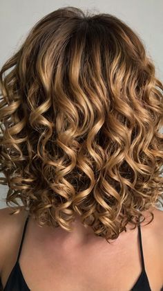 🎭✨ Refined Short Curled Shag Soft holiday curls Inspiration 🔮 Curled Shag, Bouncy Hair