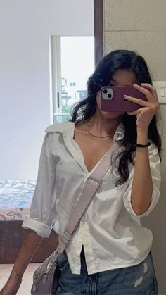 Mirror Click Poses, How To Click Mirror Selfie, Outfit Mirror Picture, Mirror Outfit Pics, Ootd Mirror Selfie, Stylish Outfits Casual, Casual College Outfits, 사진 촬영 포즈, Mirror Selfie Poses