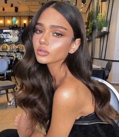 #beauty #dark #skin #brunette #light #curls #highlighter #glowy #makeup #look #eyebrows #feathered #eyes #winged #gloss #anastasia #huda Wedding Hairstyles And Makeup, Makeup Tip, Beauty Make-up, Braut Make-up, Glowy Makeup, Wedding Hair And Makeup, Glam Makeup, Pretty Makeup, Beautiful Makeup