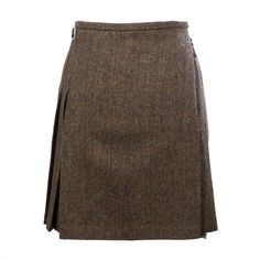 Model: A06713_BROWN HERRINGBONE 100% Wool Tweed Length: 19 inches Ladies Heavy Weight Harris Tweed Herringbone Skirt Details include herringbone weave, pleated back, two black leather straps with buckles, a fringe on the side and beautiful matching lining HARRIS TWEED Ladies Herringbone Skirt. This contemporary ladies kilted skirt is made of heavy weight 100% pure virgin wool blue tweed dyed, spun and hand-woven in the Outer Hebrides of Scotland. Details include herringbone weave, pleated back, Herringbone Skirt Outfit, Harris Tweed Women, Herringbone Skirt, Kilt Accessories, Harris Tweed Jacket, Kilt Outfits, Tweed Pattern, Scottish Kilts, Cashmere Gloves