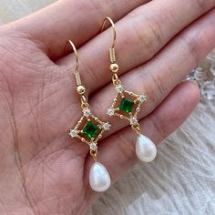 Green And Gold Wedding Jewelry, Gold Jewelry With Green Dress, Wedding Earrings Emerald, Green And Gold Outfit Classy, Emerald Dangle Earrings, Emerald Wedding Earrings, Emerald And Gold Earrings, Green Wedding Earrings, Pearl And Emerald Earrings