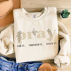 Inspirational Shirts Women, God Shirts For Women, Christian Casual Outfits, Business Shirts Ideas, Christian Mom Shirts, Christian Teacher Shirts, Christian Sayings For Shirts, Cricut Shirt Ideas Women Svg Free, Merchandise Ideas Clothing