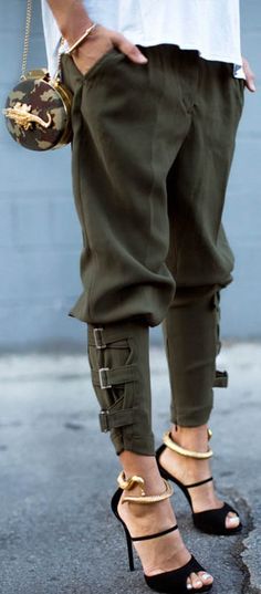 So comfortable yet chic. Instagram Baddie, Green Pants, Mode Inspiration, Look Fashion, Passion For Fashion, Army Green, Trendy Outfits, Harem Pants, Style Me