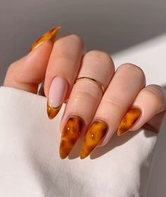 Tortoise Shell Nails Blooming Gel, How To Paint Tortoise Shell Nails, Jelly Fall Nails, Simple Nails Oval, Tortoise Nails Tutorial, Tortoise Shell Nails Tutorial, Fall Jelly Nails, Autumn Aesthetic Nails, Fun Fall Nail Designs