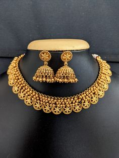 Indian Jewelry Sets Gold, Dailyware Earrings Gold, Gold Choker Necklace Indian Bridal, Rajasthani Mangtika, Gold Sets Jewelry Indian Design, Gold Choker Designs, Gold Necklace Set Bridal, Gold Choker Necklace Indian, Necklace Designs Gold