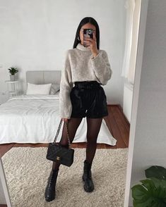 Leder Shorts Outfit, Leather Shorts Outfit, Lederhosen Outfit, Winter Fashion Outfits Casual, Cold Outfits, Stylish Sweaters, Trendy Fall Outfits, Causual Outfits, Looks Chic