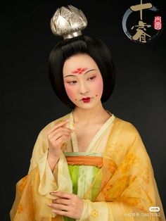 Ancient Chinese Makeup, China History, Hanfu Hair, Chinese Makeup, Chinese Traditional Clothing, Asian Clothing, Dresses To Make, Period Clothing, History Of Fashion