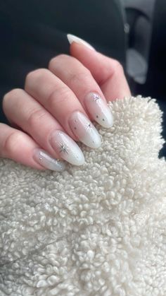 winter nails pretty sparkly white oval vanilla soft Oval Nail Inspo Winter, Pearly Winter Nails, White Nail Christmas Designs, White Soft Nails, Frosted Nails White, Sparky White Nails, Christmas Almond Nails Snowflakes, Milky White Nails With Snowflakes, Pale Christmas Nails